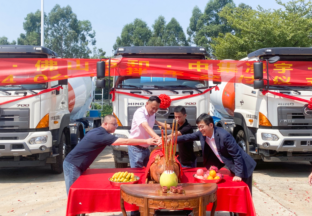喜氣洋洋共相聚，40臺凌宇攪拌車交付大客戶！
