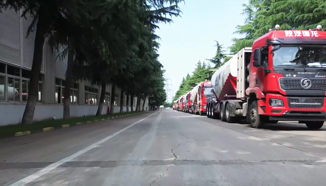 大單!100臺(tái)#粉罐半掛車 陸續(xù)發(fā)車，震撼#航拍