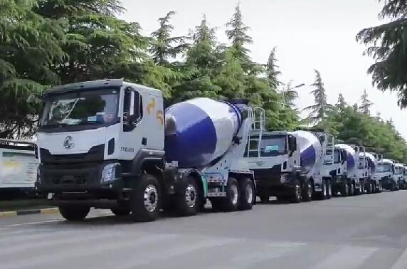 市場如此火爆，一批批新車交付用戶。場面壯觀！